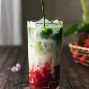 Jahoda iced matcha latte